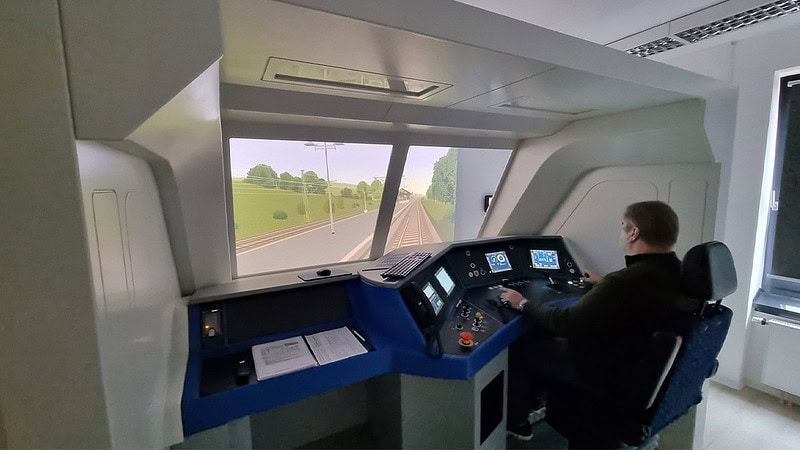 Ein Mann fährt den Zugsimulator in Osnabrück.