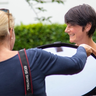 Zwei Frauen bereiten sich auf den Fotokurs für Durchstarter.