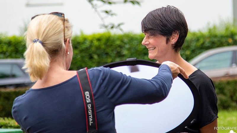 Zwei Frauen bereiten sich auf den Fotokurs für Durchstarter.