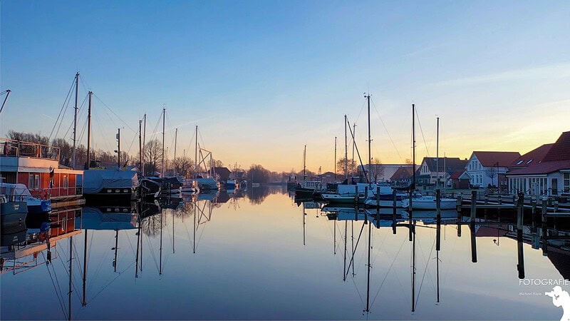 Ruhiger Hafen in den Morgenstunden bei einem Fotokurs.