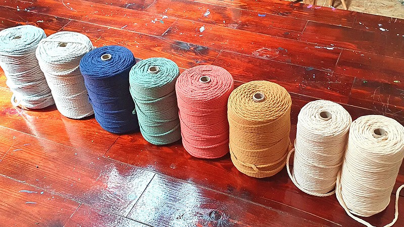 Verschieden farbige Garne für den Makramee Workshop.