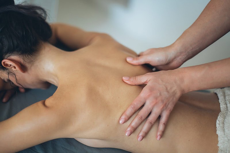Eine Frau bekommt eine Rückenmassage.