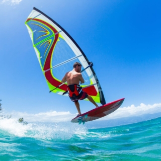 ein Mann beim Kitesurfen