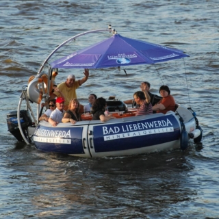 Eine Gruppe von Freunden genießt einen Abend zusammen auf einem Grillboot