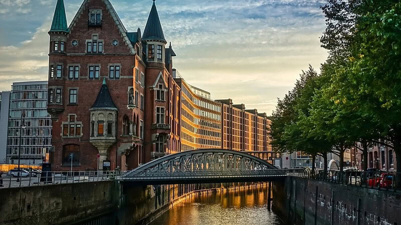 Ansicht der Stadt Hamburg bei Tageslicht, mit der Brücke im Vordergrund und dem Fluss im Hintergrund