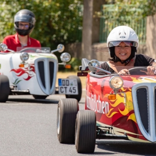 Eine Gruppe von Menschen nimmt an der HotRod Tour teil