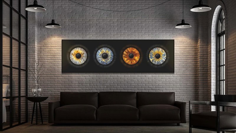Eine große Leinwand mit vier einzigartigen Iriden abgebildet, hängt an der Wand in einem Wohnzimmer.