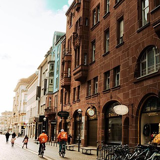 Eine Straße in der Innenstadt in Karlsruhe. Kulinarische Stadtführung mit Rätsel in Karlsruhe.