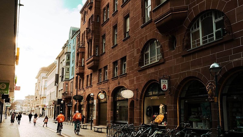 Eine Straße in der Innenstadt in Karlsruhe. Kulinarische Stadtführung mit Rätsel in Karlsruhe.