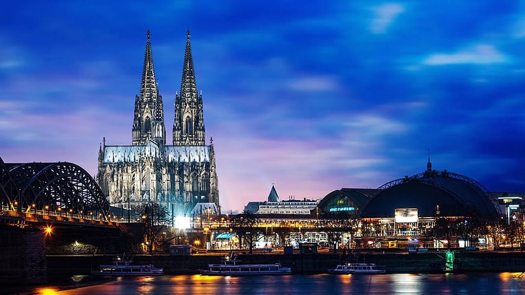Blick auf den Dom und die Stadt Köln bei Nacht
