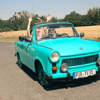 ein Paar fährt gemeinsam mit einem Trabant durch die Sächsische Schweiz