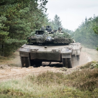 Panzerfahrt durch den Wald mit Besatzung