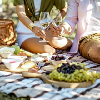 Ein Paar genießt zusammen ein Picknick-Erlebnis auf einer Wiese