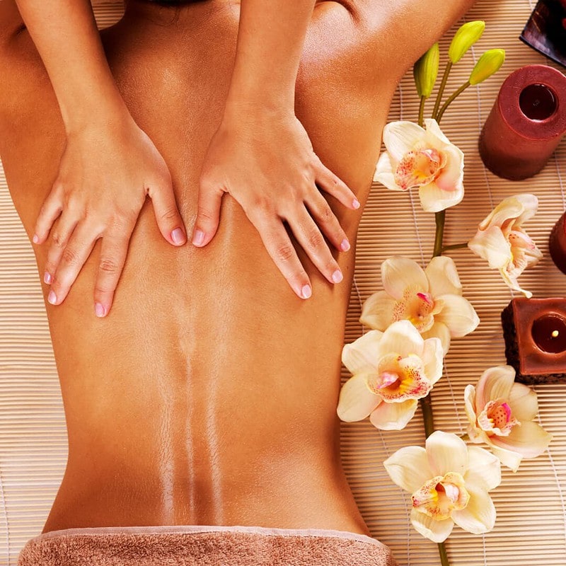 Eine Frau bekommt eine Rückenmassage bei einer Körperbehandlung