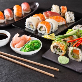 eine ästhetisch ansprechende Komposition aus Sushi, Stäbchen, Soßen und anderen Beilagen