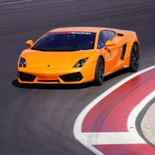 Ein Lamborghini fährt auf einer Rennstrecke