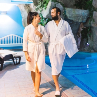 Ein Paar genießt einen Abend im Spa und lächelt