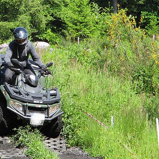 Ein Teilnehmer der Quad Offroad Tour fährt mit dem Quad einen Hang bergab.