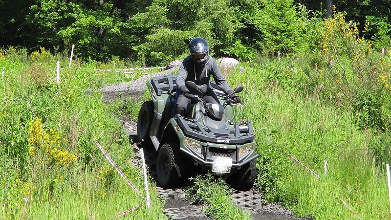 Ein Teilnehmer der Quad Offroad Tour fährt mit dem Quad einen Hang bergab.