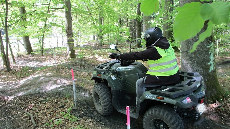 Ein Quad Fahrer in einem Waldparkour bei der Quad Tour in der Vulkaneifel.