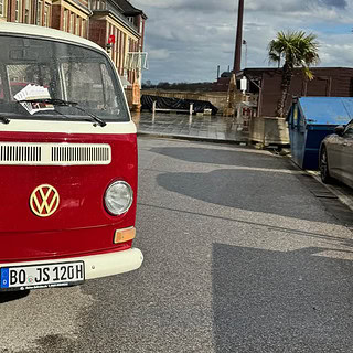 Deine Zeitreise- Bulli steht auf der Straße VW Bulli mit Flyern unter den scheiben der auf einer Straße Parkt.
