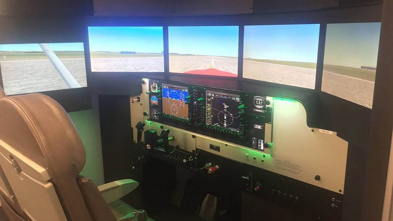 Cockpit eines Flugsimulators in Dortmund.