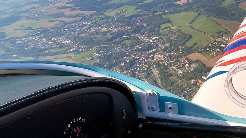 Aussicht eines Fliegenden Pioneer 200 Flugzeuges aus dem Cockpit