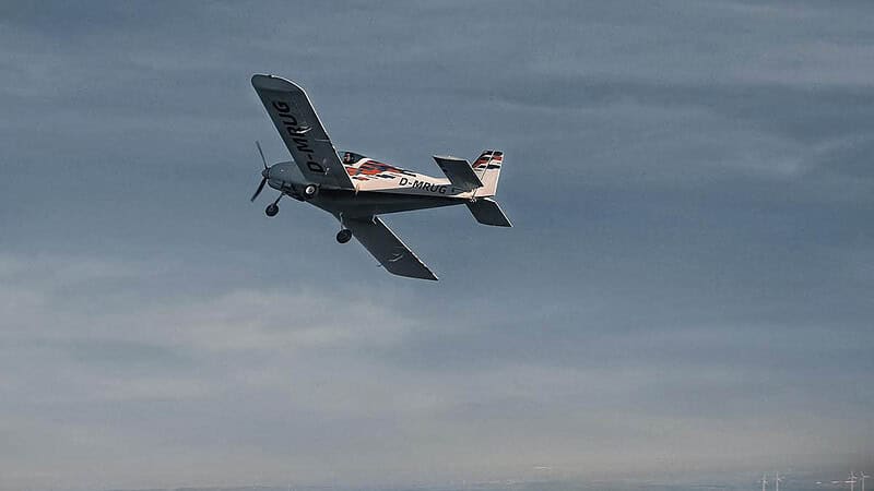 Ein Pioneer 200 Flugzeug das eine Kurve Fliegt