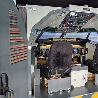 Flugzeugsimulator in Frankfurt, dessen Türen nach außen geöffnet sind.