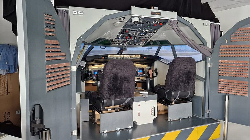 Flugzeugsimulator in Frankfurt, dessen Türen nach außen geöffnet sind.
