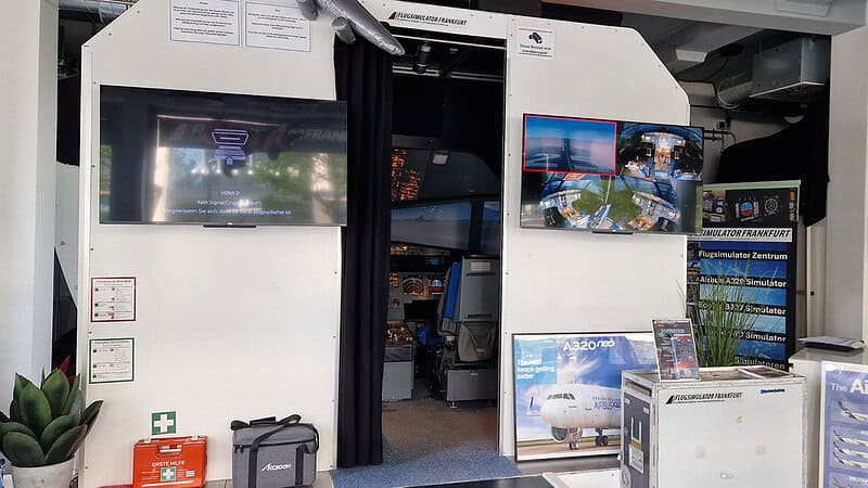Eingang zum Flugzeugsimulator in Frankfurt.