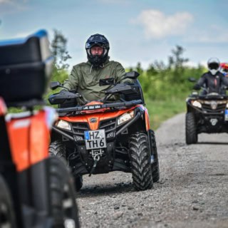 Quad Korso auf einem Feldweg in voller fahrt.