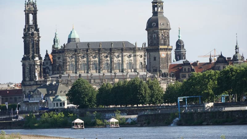 Zwei Flöße fahren über die Elbe vor der Dresdner Altstadt.