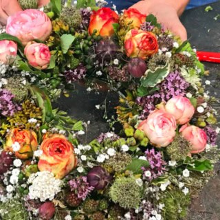 Ein Blumenkranz, den man während des Floristikkurses zusammenstellt.