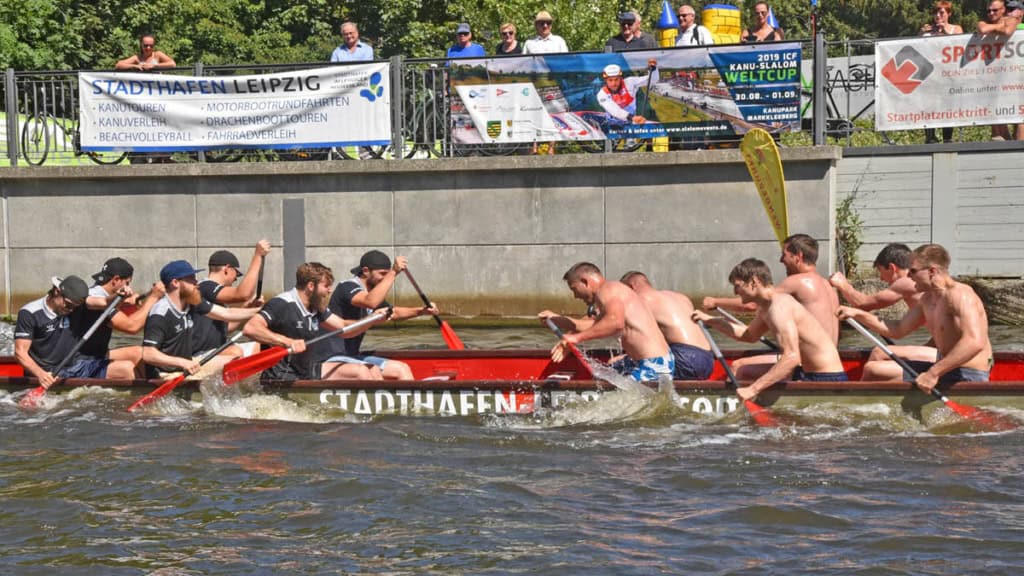 Wettkampfrudern zweier Drachenboote im Kanal von Leipzig.