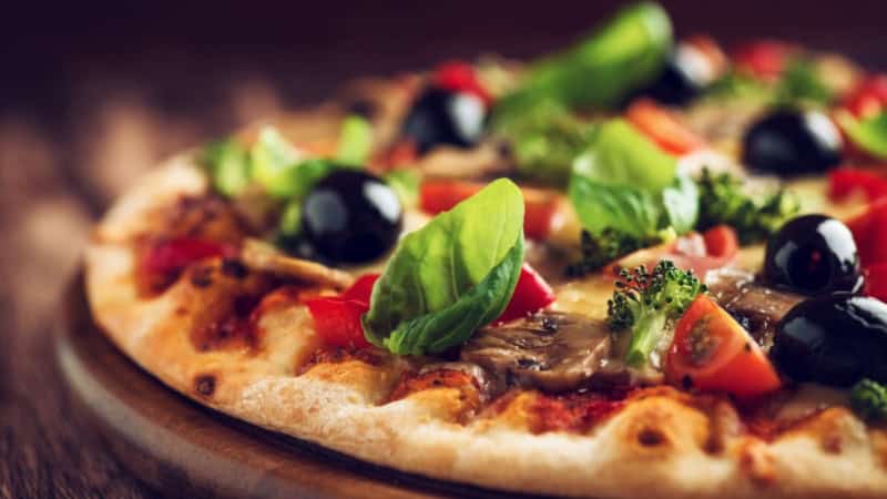 Pizza mit frischen Zutaten und Belag - Kochkurs bei Frankfurt