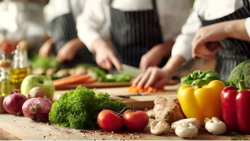 Gemüse für Burger wird vorbereitet und geschnitten.