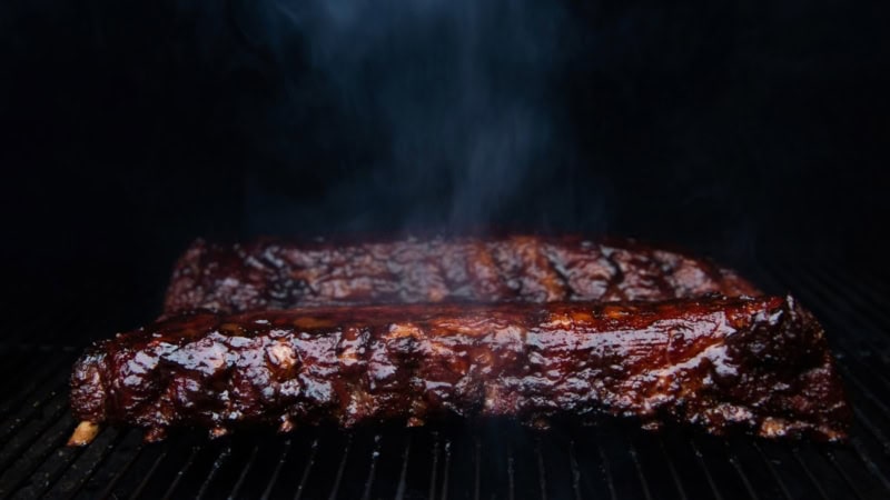 Fleisch welches in einem Smoker grillt.