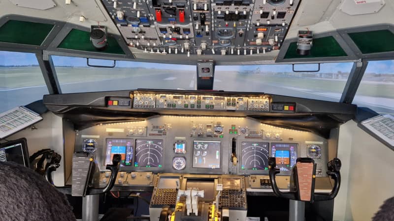 Nahaufnahme aller Steuerelemente in Flugzeugsimulator in Frankfurt.