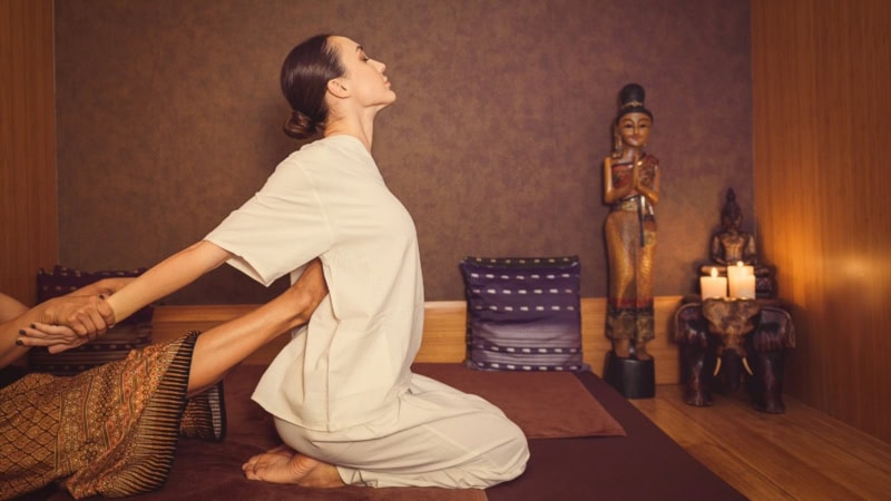 Mit gezielten Druckbewegungen werden bei einer Thai Ganzkörpermassage Verspannungen gelöst.