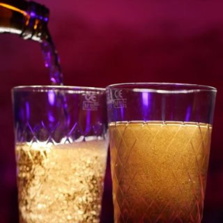Zwei Gläser werden in einer Bar mit Apfelwein gefüllt.