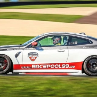 BMW M4 auf der Rennstrecke im rasanten tempo
