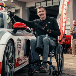 Handicap Fahrer vor Fahrtantritt mit Porsche 911 GT3 Cup an der Rennstrecke