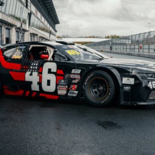 Amerikanisches Nascar von der Seite in der Boxengasse