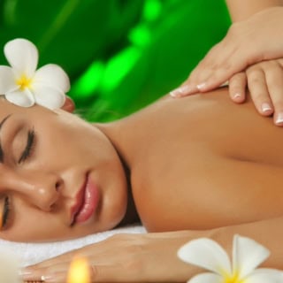 Frau auf einer Massageliege bei der Rückenmassage.