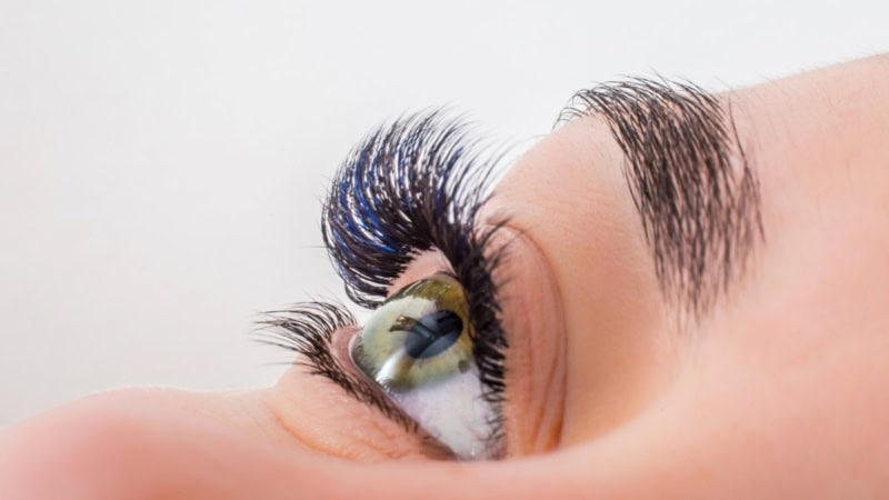 Das Auge einer Frau nach dem Wimpernlifting mit Färbung.