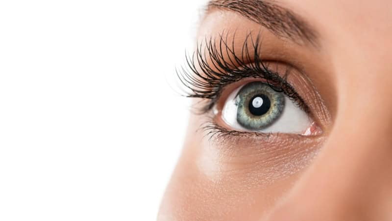 Auge einer Frau nach dem Wimpernlifting ohne Färbung.