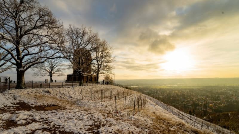 Ausblick auf einen Aussichtspunkt in verschneiten Weinbergen