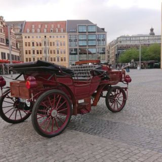 e-kutsche in Leipzig steht auf einem Platz.
