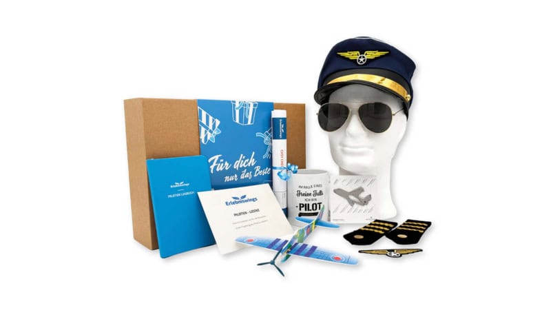 Geschenkbox der Erlebnisfabrik zu Flug und Flugsimulator Erlebnissen mit blauer Banderole.